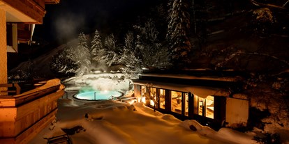 Hotels an der Piste - Ski-In Ski-Out - Pool und Relaxgebäude "by night" - Erstklassig & down to Earth - das bio-zertifizierte Gartenhotel Theresia****S 