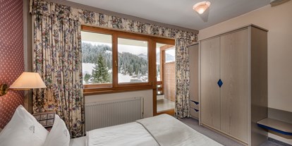 Hotels an der Piste - Wellnessbereich - PLZ 9546 (Österreich) - Elternschlafzimmer in der Familien-Luxussuite "Max & Moritz" - Hotel St. Oswald