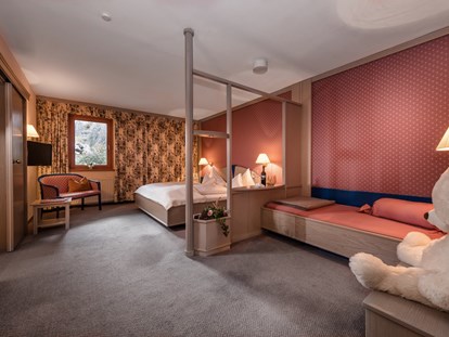 Hotels an der Piste - Pools: Innenpool - Turracherhöhe - Schlafzimmer Grande Suite superieur Sterntaler mit 3 Betten - Hotel St. Oswald