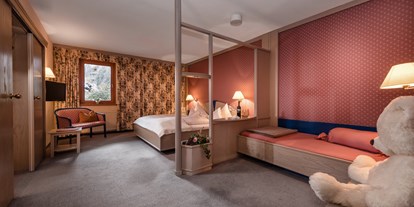 Hotels an der Piste - Hotel-Schwerpunkt: Skifahren & Kulinarik - Österreich - Schlafzimmer Grande Suite superieur Sterntaler mit 3 Betten - Hotel St. Oswald