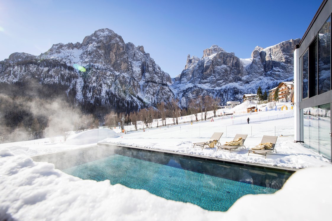 Skihotel: Außenschwimmbad beheitzt und mit Sicht auf die Sella Gruppe - Hotel Cappella