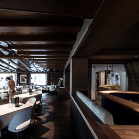 Skihotel: Neue, moderne Bar mit großer Bartheke - Hotel Cappella