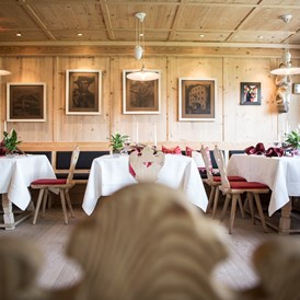 Skihotel: Luis Trenker Stube - in Tirolerstil angefertigte Speisestube für spezielle Abende - Hotel Cappella