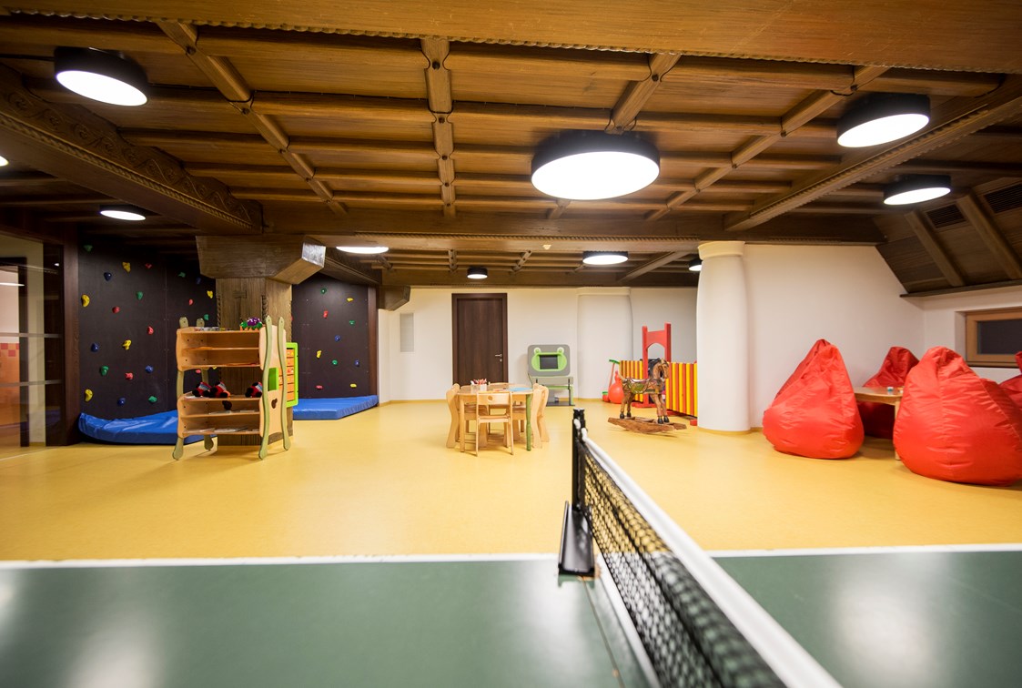 Skihotel: Kinderspielraum mit Kletterwand, Malecke, Tischfußball, Ping Pong Tisch und vieles mehr - Hotel Cappella