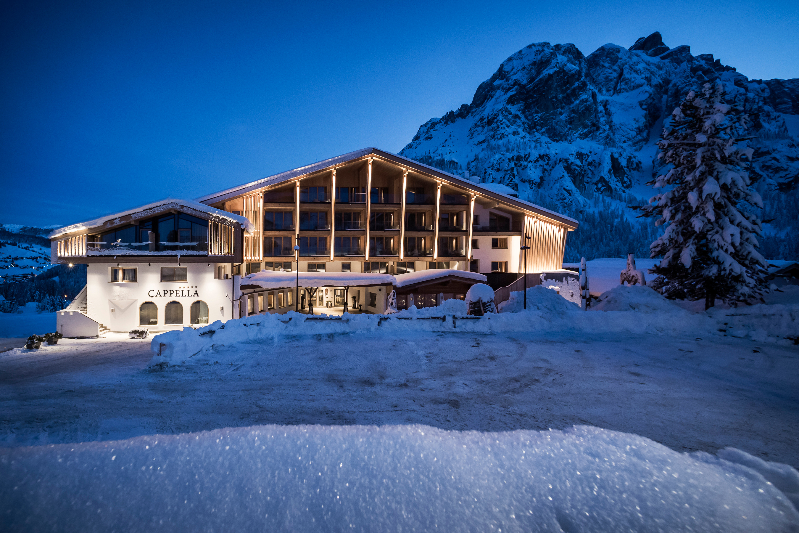 Skihotel: Neue Hotelfassade - Hotel Cappella - Relais & Chateaux