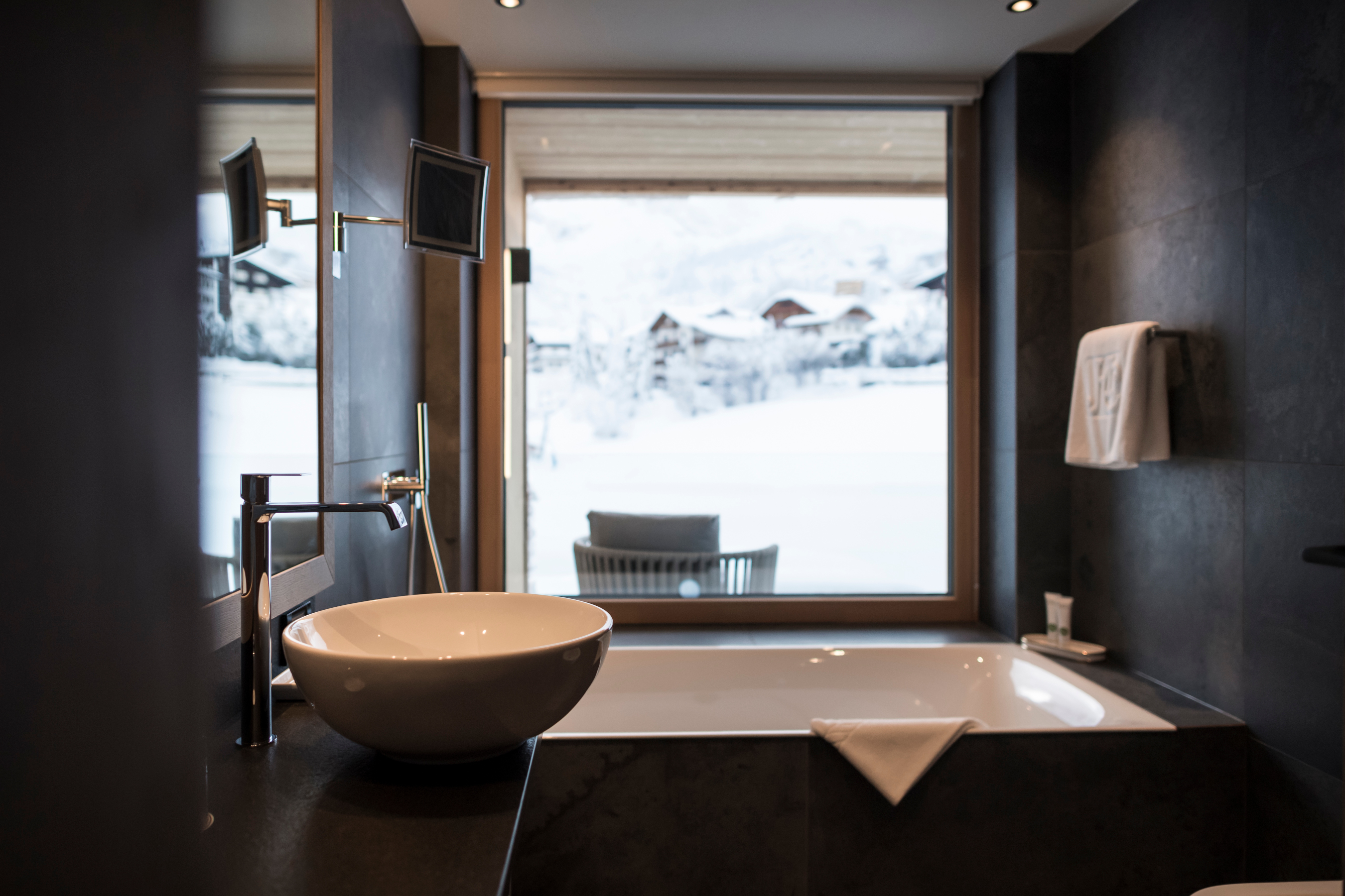 Skihotel: Einige Bäder bieten eine romantische Wanne mit Sicht an - Hotel Cappella - Relais & Chateaux