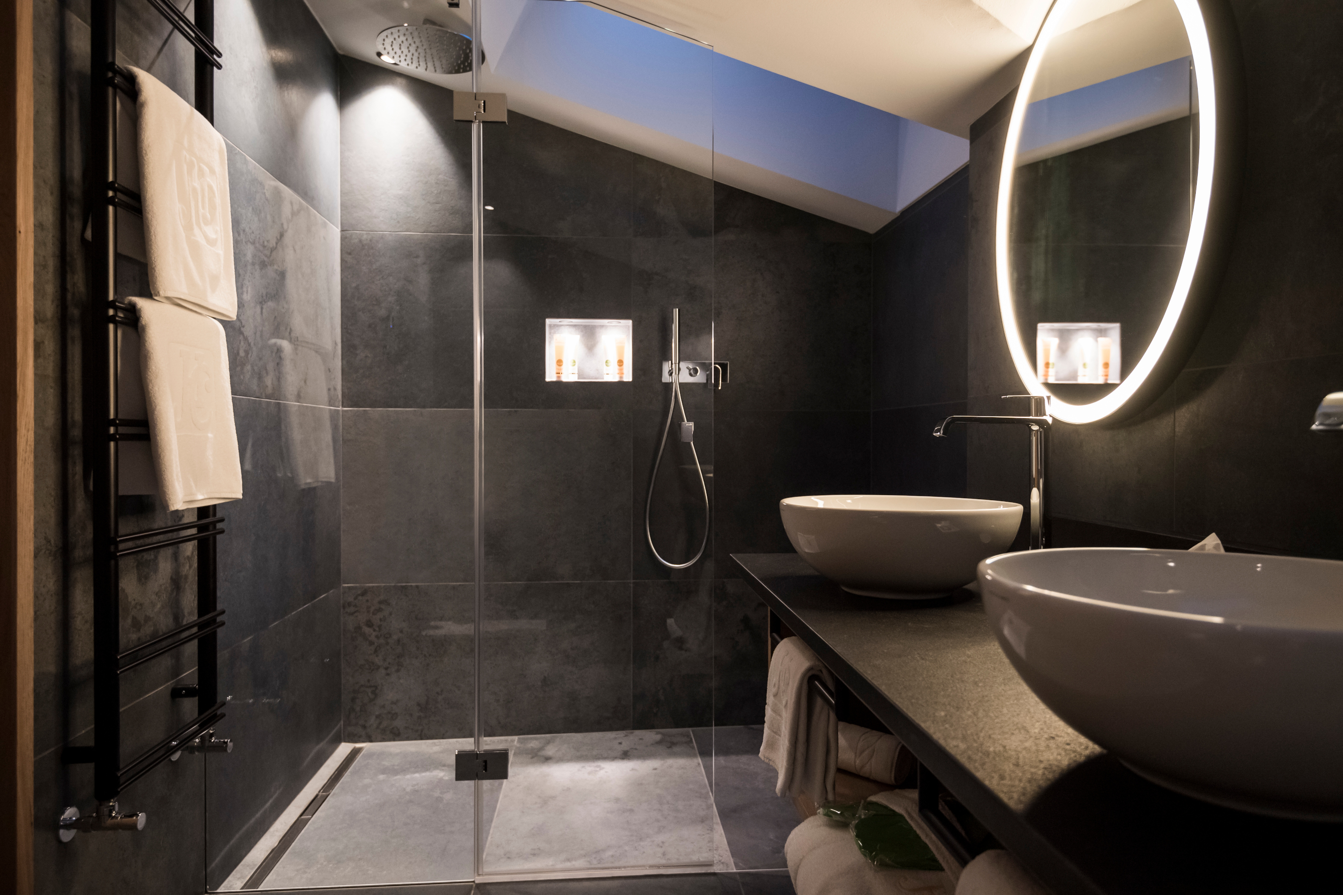 Skihotel: Bäder mit Regendusche - Hotel Cappella - Relais & Chateaux