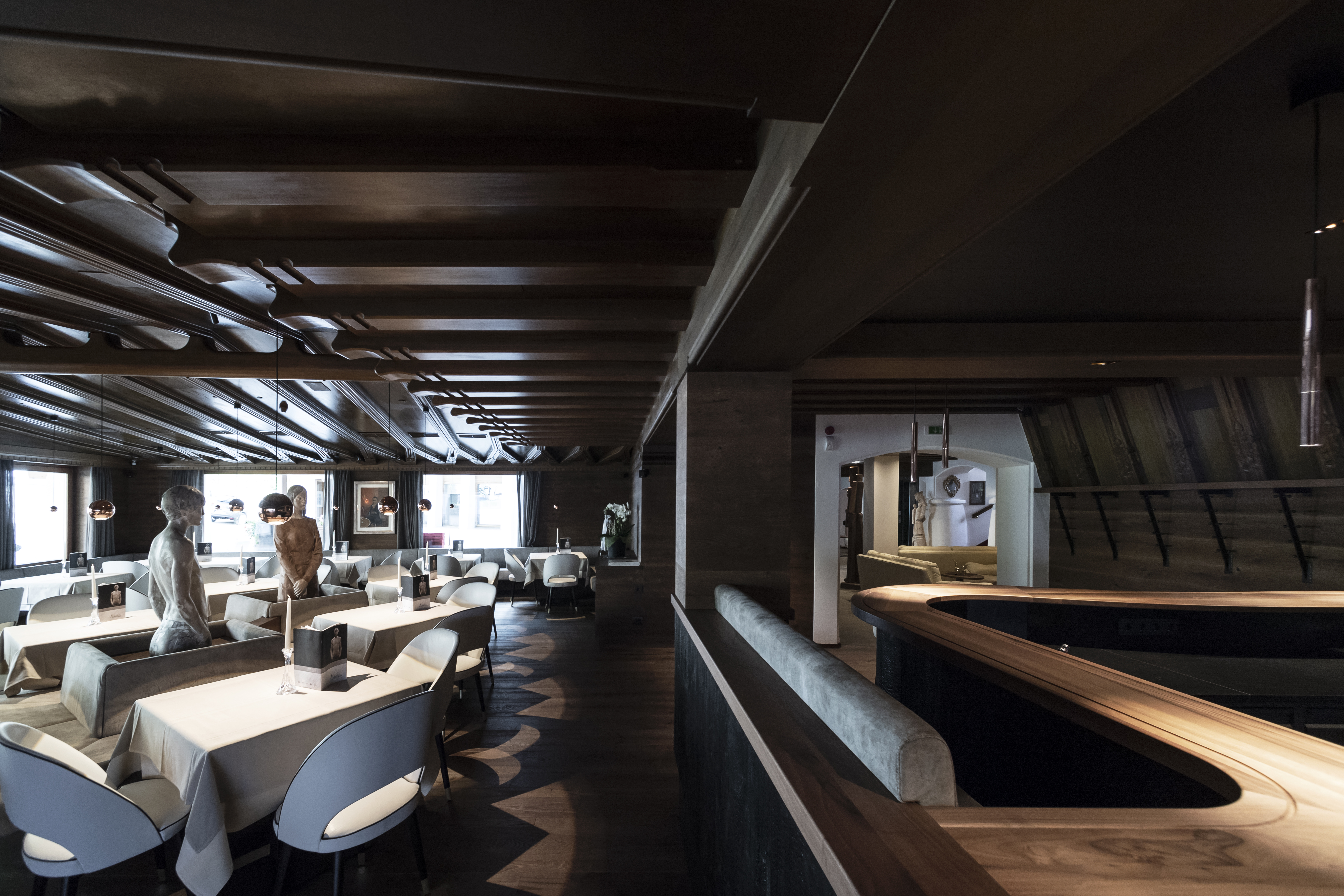 Skihotel: Neue, moderne Bar mit großer Bartheke - Hotel Cappella - Relais & Chateaux