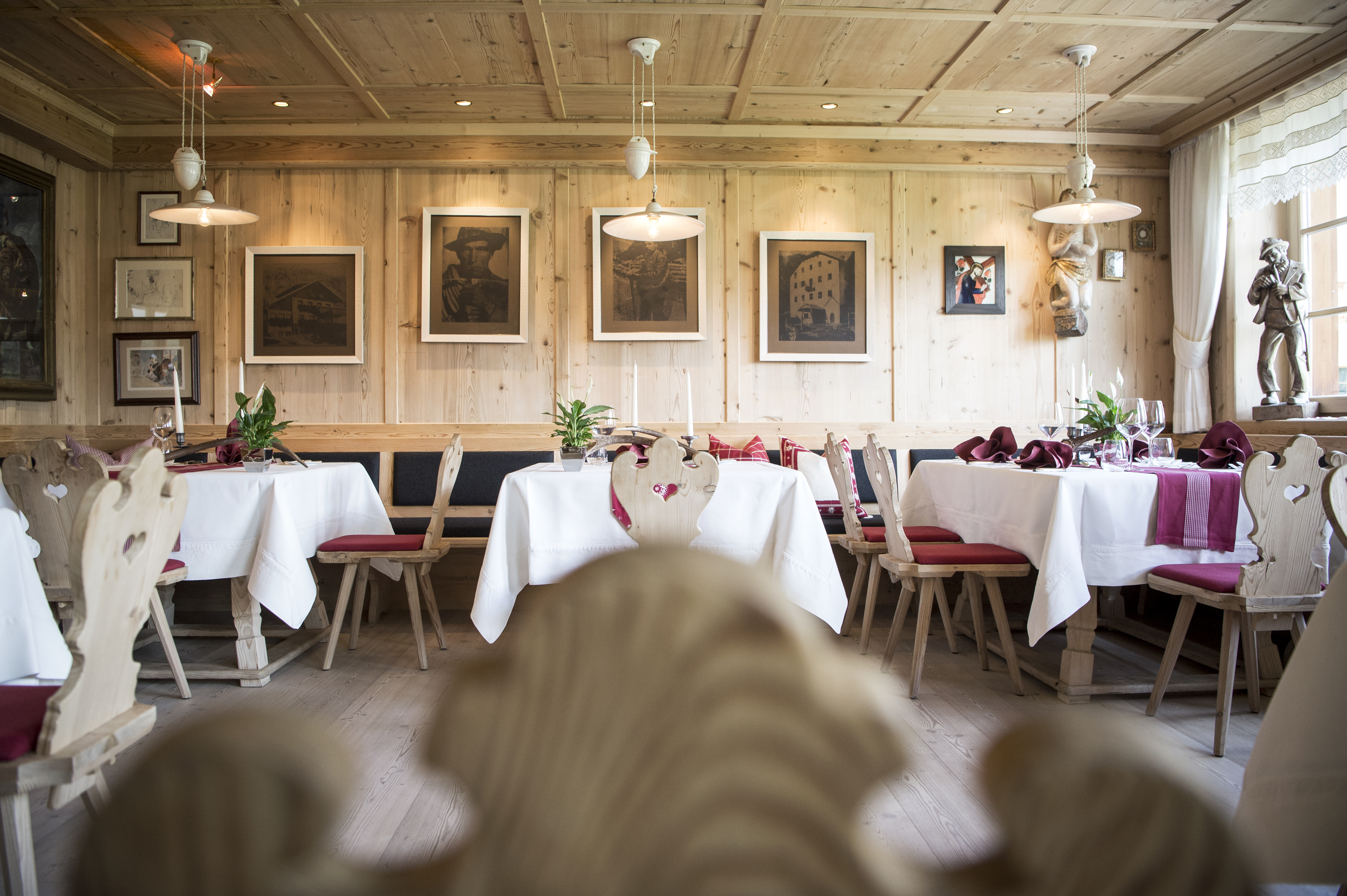 Skihotel: Luis Trenker Stube - in Tirolerstil angefertigte Speisestube für spezielle Abende - Hotel Cappella - Relais & Chateaux