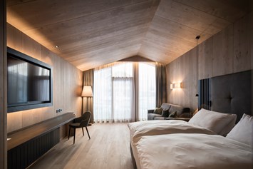 Skihotel: Suiten mit großer Fensterfront - Romantik Hotel Cappella