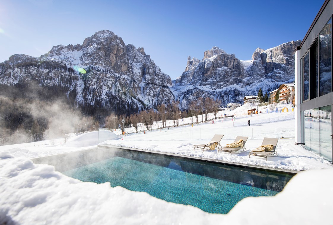 Skihotel: Außenschwimmbad beheitzt und mit Sicht auf die Sella Gruppe - Romantik Hotel Cappella