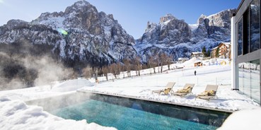 Hotels an der Piste - Dolomiten - Außenschwimmbad beheitzt und mit Sicht auf die Sella Gruppe - Romantik Hotel Cappella
