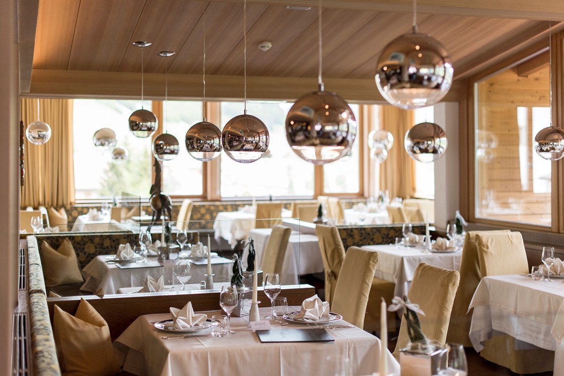 Skihotel: Speisesaal mit Sicht zu den Pisten und zu den Bergen - Romantik Hotel Cappella