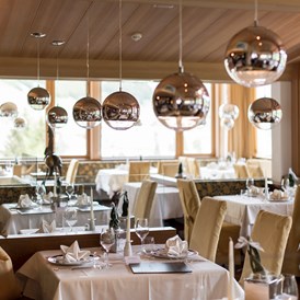 Skihotel: Speisesaal mit Sicht zu den Pisten und zu den Bergen - Romantik Hotel Cappella