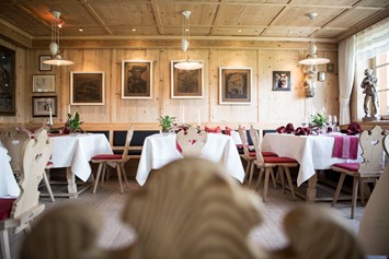 Skihotel: Luis Trenker Stube - in Tirolerstil angefertigte Speisestube für spezielle Abende - Romantik Hotel Cappella