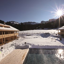 Skihotel: Schwimmbad, gewärmt auf 33°C. 
 - Dolomites Living Hotel Tirler