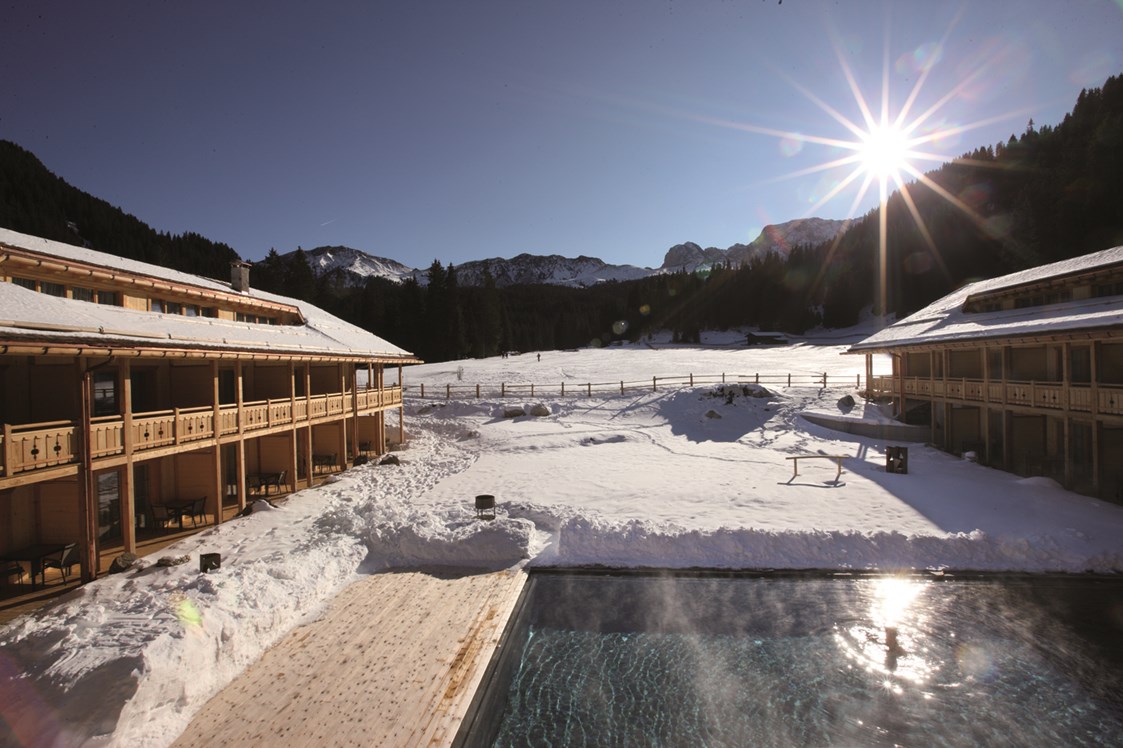 Skihotel: Schwimmbad, gewärmt auf 33°C. 
 - Dolomites Living Hotel Tirler