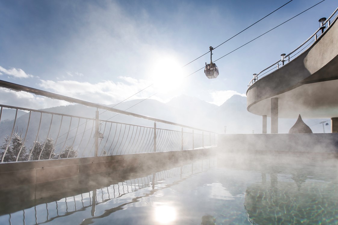 Skihotel: Beheitzter Außenpool mit Panoramablick - Kronplatz Resort Hotel Kristall