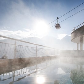 Skihotel: Beheitzter Außenpool mit Panoramablick - Kronplatz Resort Hotel Kristall