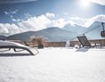 Skihotel: Dachterasse mit wunderbarem Ausblick auf die Dolomiten und Rieserferner Gruppe. - Kronplatz Resort Hotel Kristall