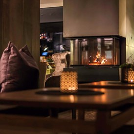 Skihotel: Gemütliche Lounge bei Kaminfeuer. - Kronplatz Resort Hotel Kristall