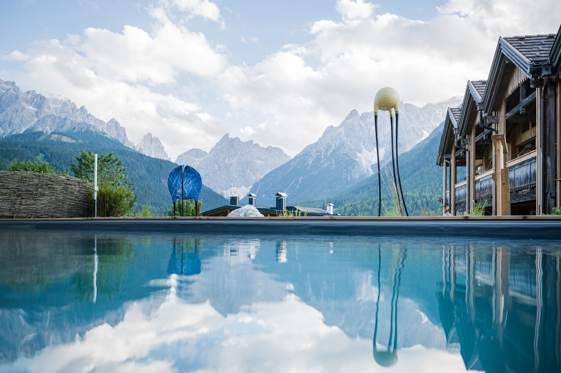 Skihotel: Naturbadeteich - Berghotel Sexten Dolomiten
