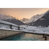 Hotels an der Piste: Außenpool im Winter - Berghotel Sexten Dolomiten