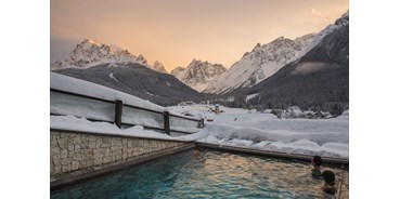 Hotels an der Piste - Skigebiet 3 Zinnen Dolomites - Außenpool im Winter - Berghotel Sexten Dolomiten