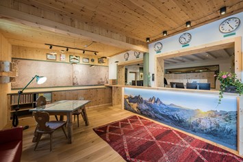 Skihotel: Rezeption - Berghotel Sexten Dolomiten