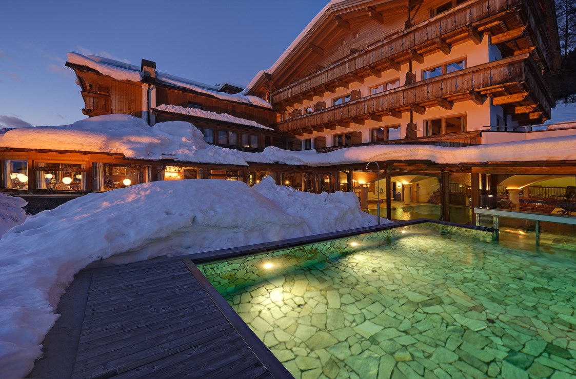 Skihotel: Außenansicht Winter - Berghotel Sexten Dolomiten