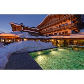 Skihotel: Außenansicht Winter - Berghotel Sexten Dolomiten