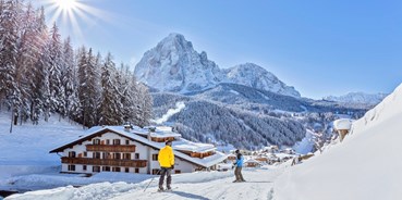 Hotels an der Piste - Trentino-Südtirol - Auf den Skiern fast bis ins Zimmer
Das Hotel Jägerheim in Wolkenstein in Gröden liegt direkt an der Skipiste, 50 m von der Umlaufbahn Col Raiser, der Skibus-Haltestelle und der unterirdischen Standseilbahn Val Gardena Ronda Express entfernt, die Sie direkt mit der Sellaronda verbindet. Im Winter können Sie somit am Morgen, nach einem köstlichen und reichhaltigen Frühstück, sofort in Ihre Skischuhe springen und losbrettern. Besser geht es nicht!

On your skis straight onto the hotel terrace
The Hotel Jägerheim in Selva Val Gardena is located right on the slopes, 50 m from the Col Raiser gondola, from the skibus stop and from the underground funicular railway Val Gardena Ronda Express, which connects you directly to the Sellaronda.

Con gli sci fino all'ingresso dell'albergo
Durante l'inverno, l'Hotel Jägerheim di Selva di Val Gardena è situato direttamente sulle piste da sci, a 50 m dalla cabinovia del Col Raiser, dalla fermata dello skibus e dalla funicolare sotterranea Val Gardena Ronda Express, collegamento diretto con la Sellaronda.

 - Hotel Jägerheim