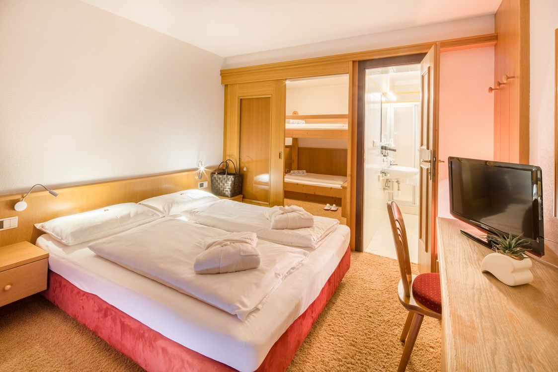 Skihotel: Vierbettzimmer mit Balkon - Piccolo Hotel Gurschler