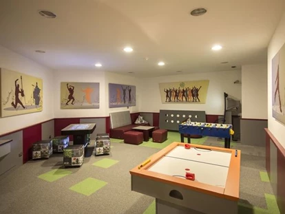 Hotels an der Piste - Skiverleih - Spielzimmer - Post Alpina - Family Mountain Chalets