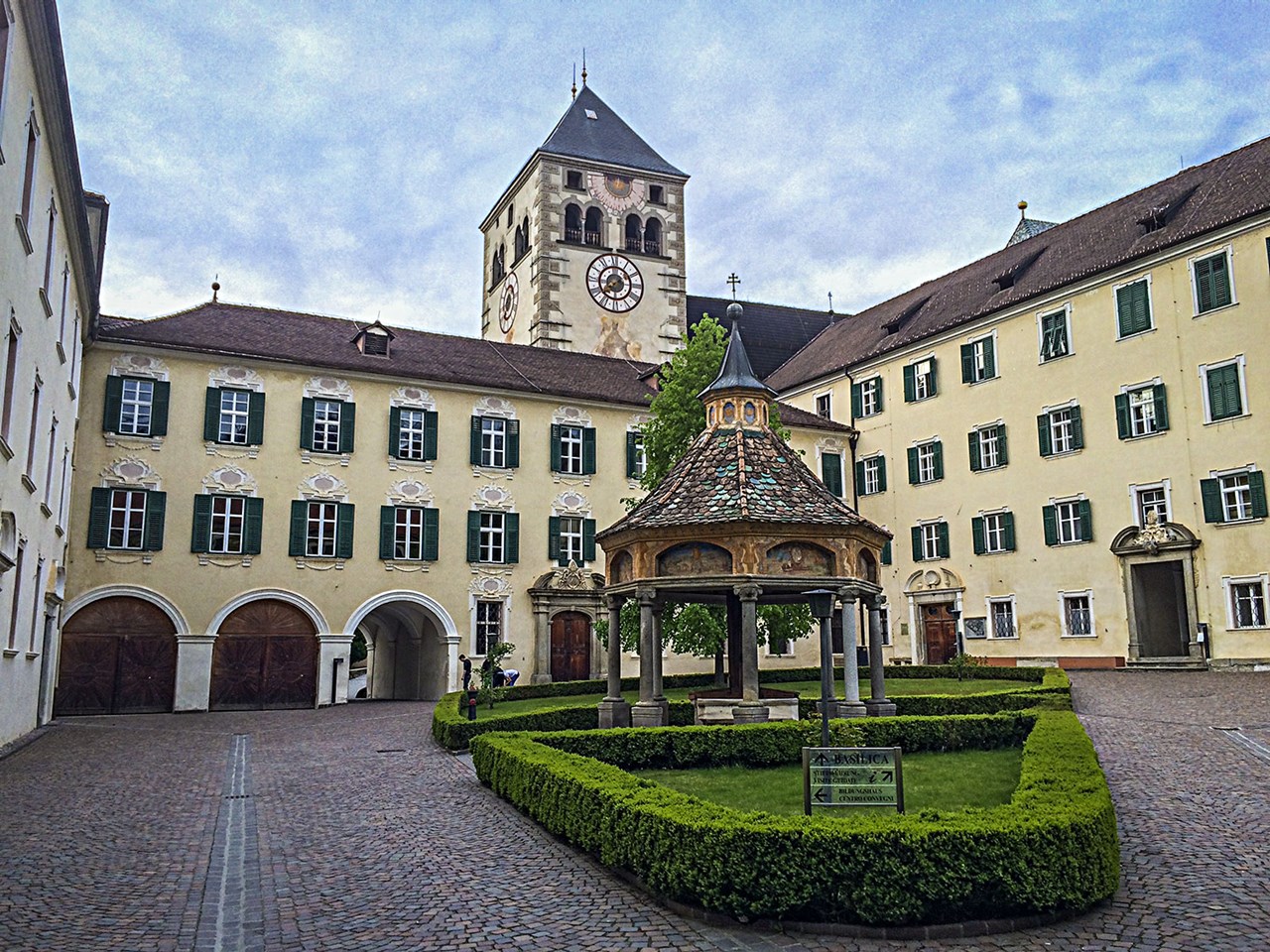 Alpin Hotel Masl Ausflugsziele Das Augustiner Chorherrenstift Neustift mit Kloster Neustift (30 Min)
