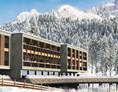 Skihotel: Hotelfassade im Winter - Sporthotel Obereggen