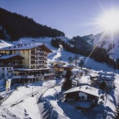 Hotels an der Piste: Außenansicht Winter - Familienresort Ellmauhof - das echte All Inclusive ****S