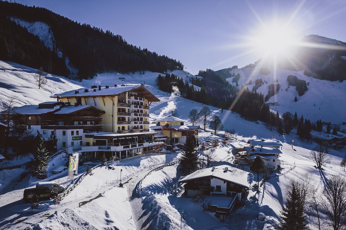Skihotel: Außenansicht Winter - Familienresort Ellmauhof - das echte All Inclusive ****S