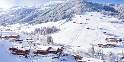 Hotels an der Piste - Skiraum: vorhanden - Unterlangkampfen - Winteransicht mit Einstieg ins Skigebiet - Galtenberg Family & Wellness Resort