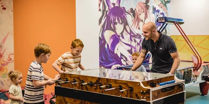 Hotels an der Piste - Verpflegung: Frühstück - Oberösterreich - Teenie-Spieleraum mit Tischfußball, Airhockey, Billard und PlayStation - Familienhotel Sommerhof