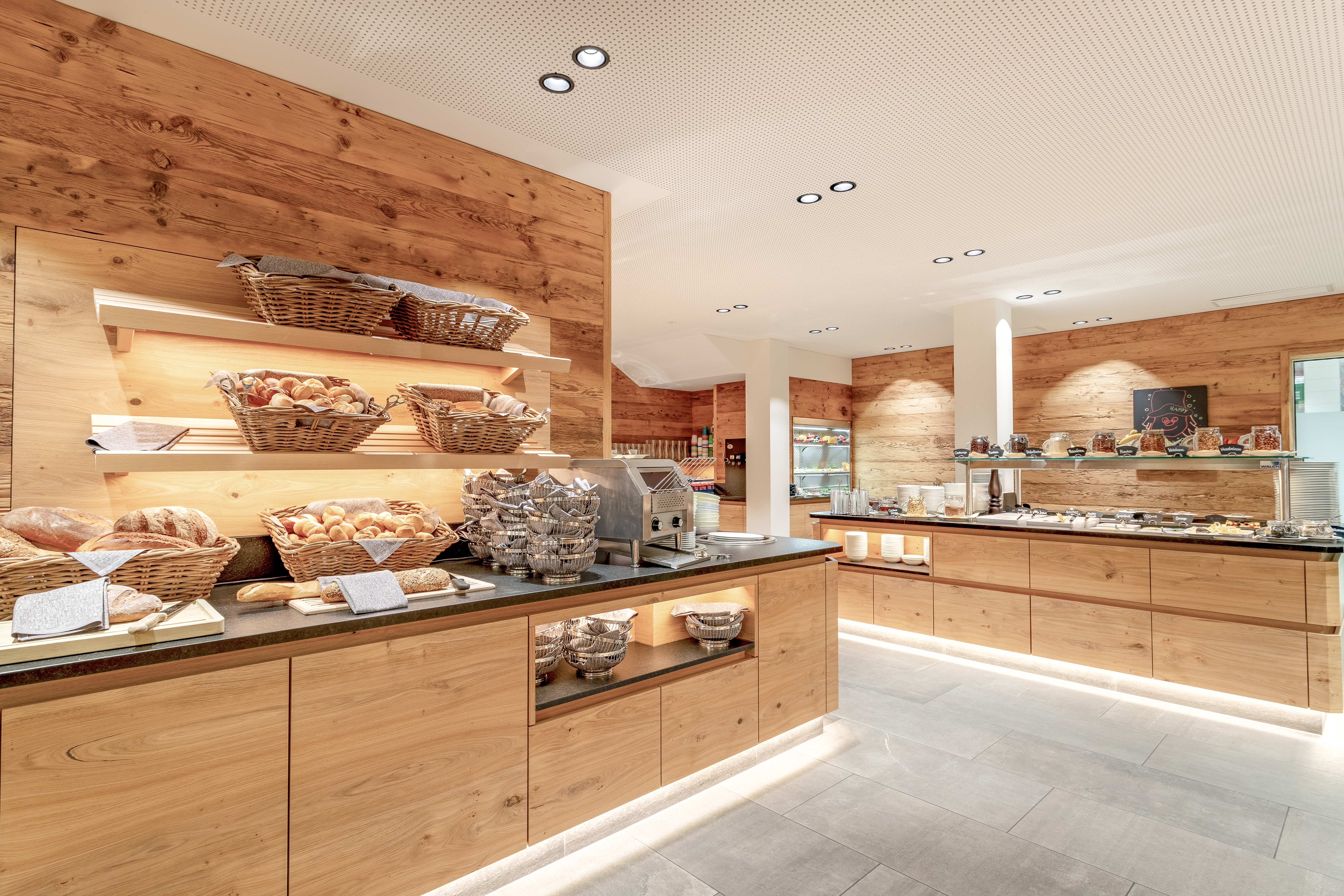 Hotels an der Piste - Parkplatz: gebührenpflichtig in Gehweite - Kriessern - Frühstücksbuffet Reichhaltige Auswahl mit Waffeln, Smoothies und frisch zubereitete Eierspeisen auf Bestellung - Gorfion Familienhotel Liechtenstein