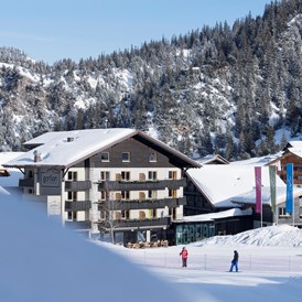 Skihotel: Mitten im Zentrum von Malbun mit herrlicher Sonnenterrasse uns Schneebar direkt an der Piste - Gorfion Familotel Liechtenstein