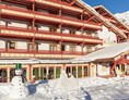 Skihotel: Aussenansicht im Winter - Familotel Kaiserhof****