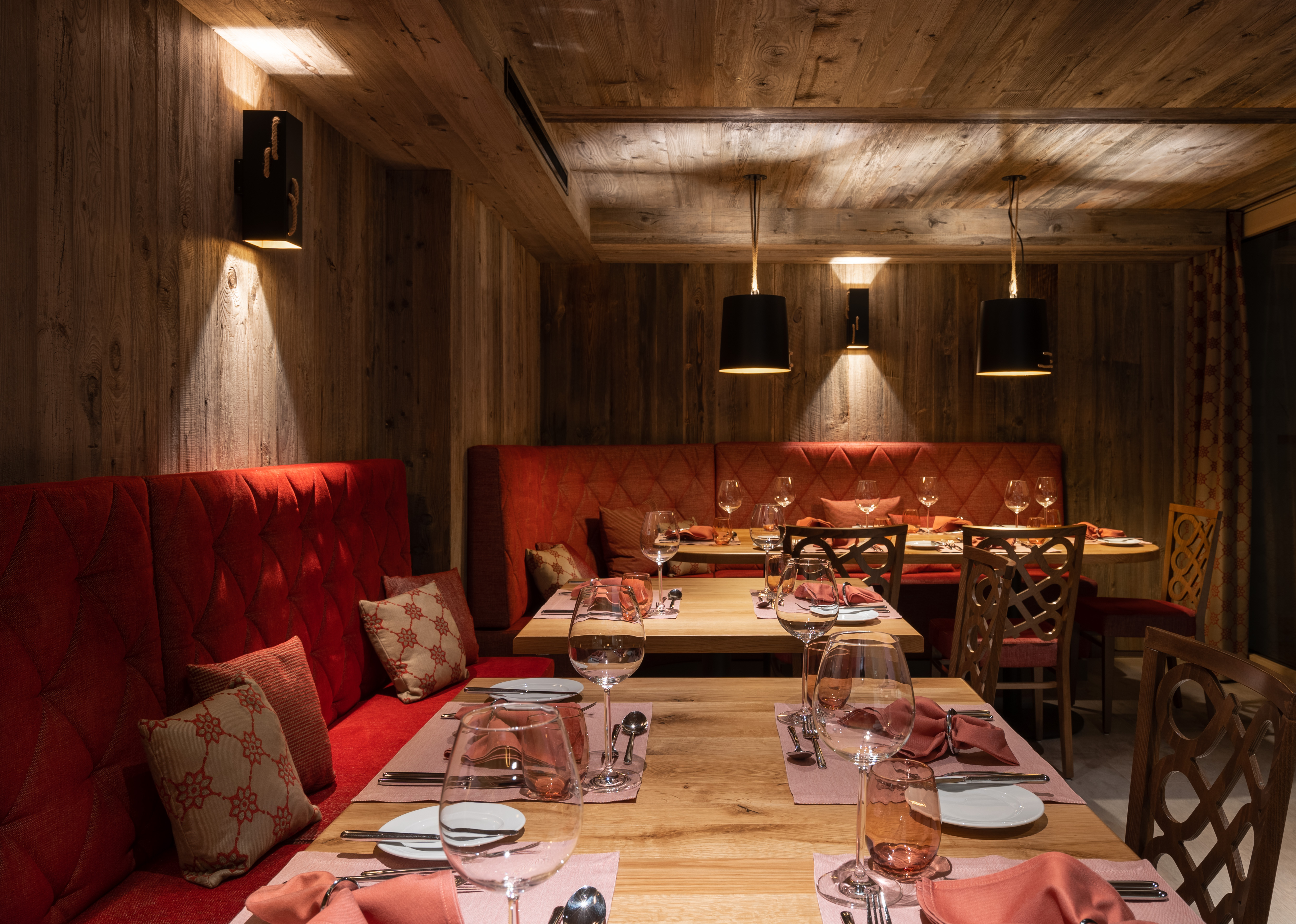 Hotels an der Piste - Hallenbad - Käsestube melted. Hier servieren wir Ihnen klassische Schweizer Gerichte, wie Käsefondue und Raclette.  - Resort La Ginabelle