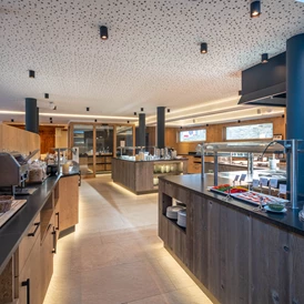 Skihotel: Grosses Frühstücksbuffet mit Live Station und Kinderecke.  - Resort La Ginabelle