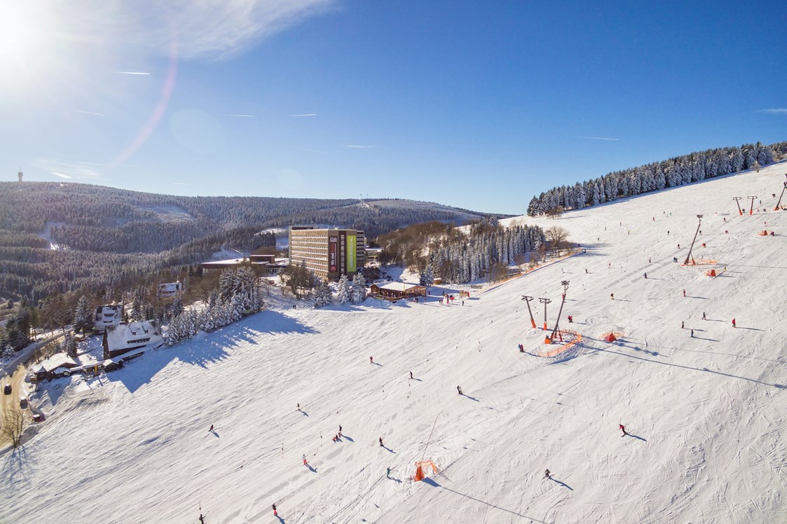 Skihotel: Skipiste direkt neben dem Hotel - AHORN Hotel Am Fichtelberg