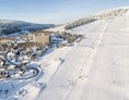 Skihotel: Skipiste direkt neben dem Hotel - AHORN Hotel Am Fichtelberg