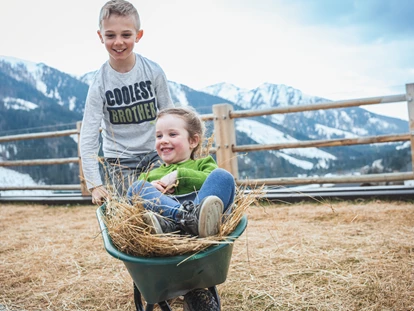 Hotels an der Piste - Skikurs direkt beim Hotel: für Kinder - Spaß am Bauernhof - Almfamilyhotel Scherer****s