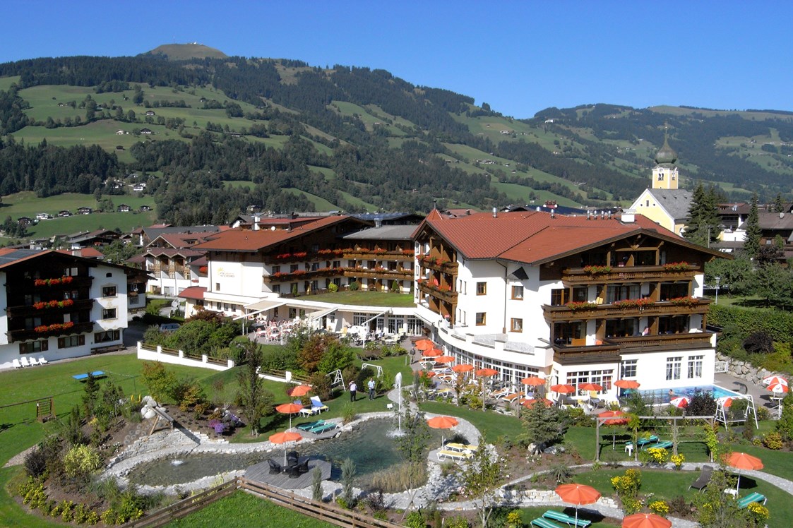 Skihotel: Außenansicht Sommer - Landhotel Schermer