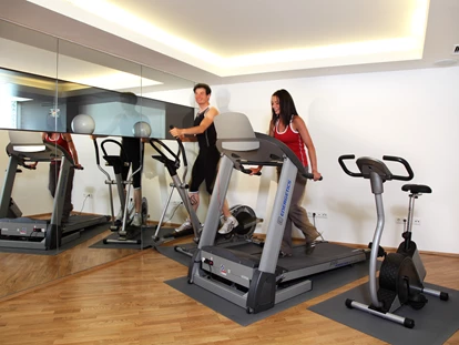 Hotels an der Piste - Skikurs direkt beim Hotel: für Kinder - Fitnessraum - stefan Hotel